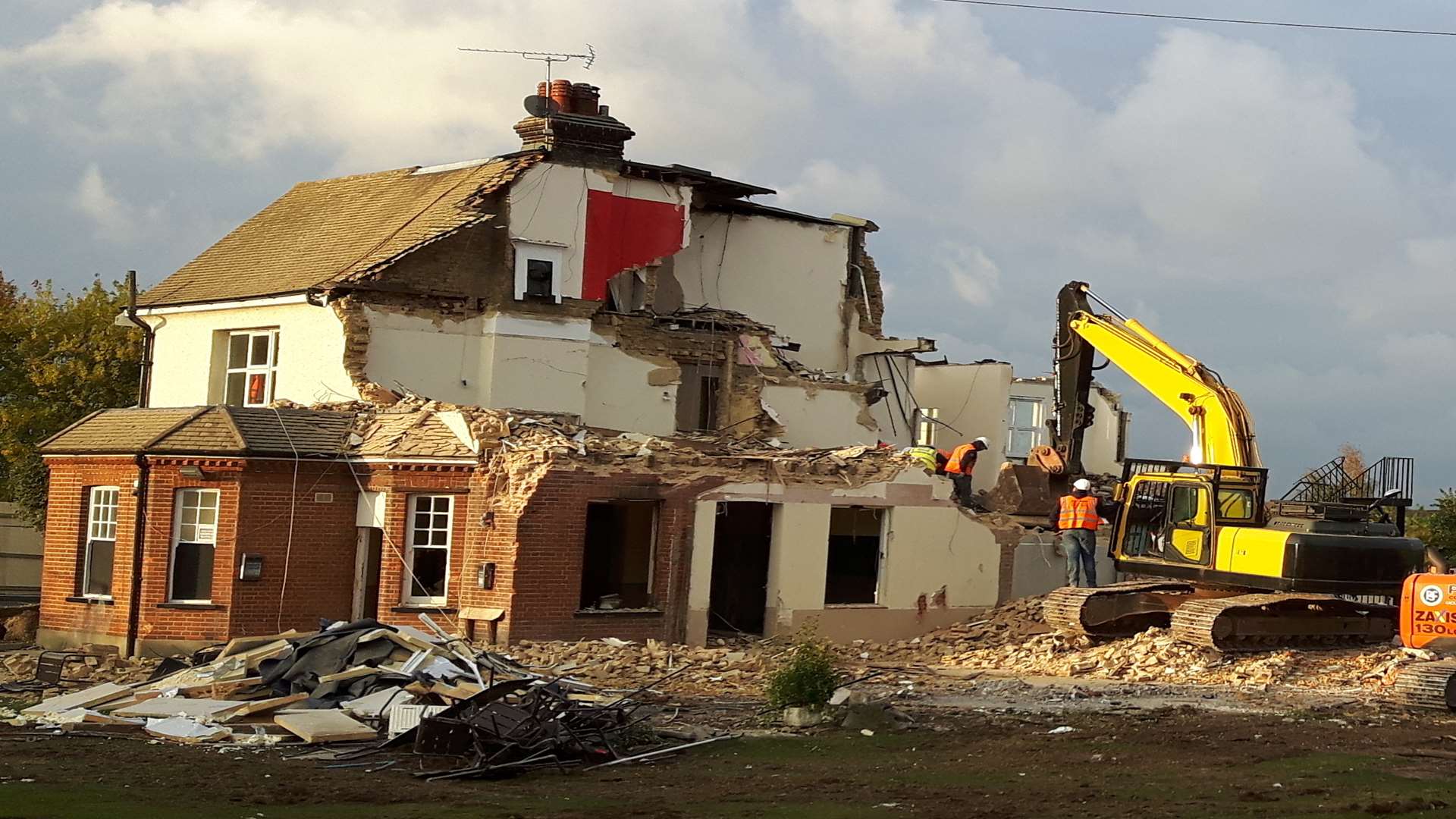 Battle of Britain pub being demolished in Gravesend without permission