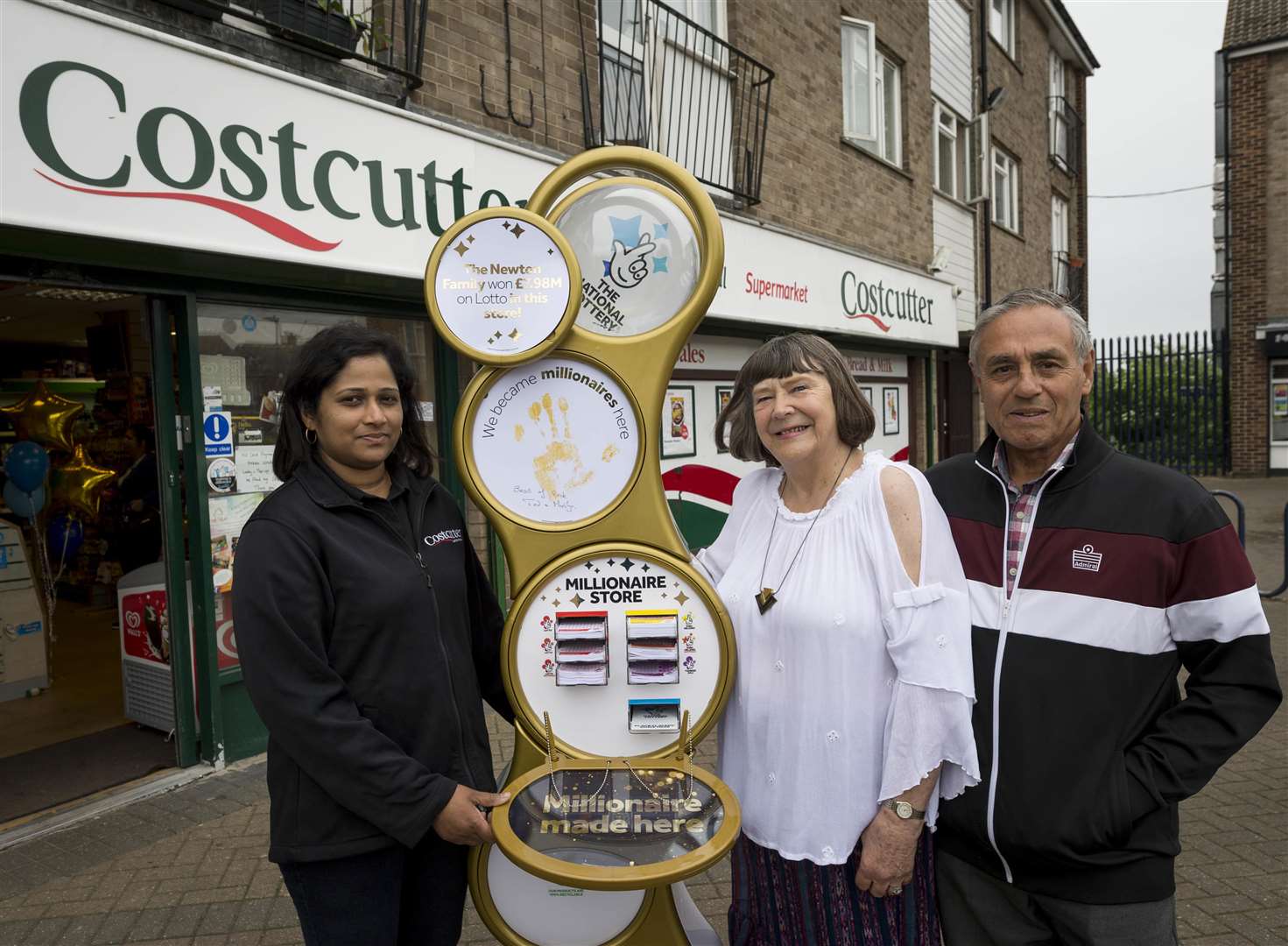 Ted and Marilyn Newton (right) with shopkeeper Sujatha Susantha (left).
