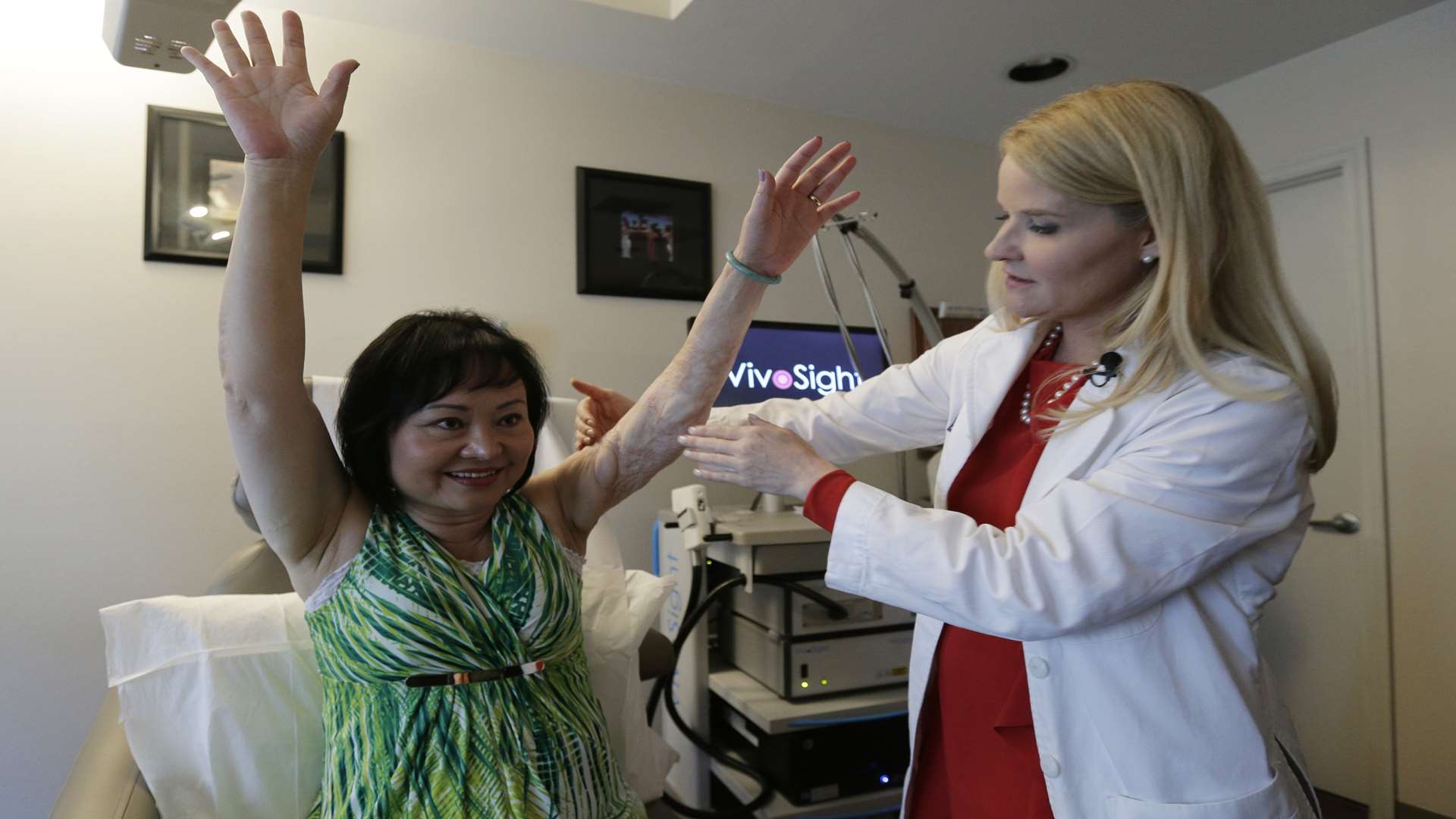 Doctor Jill Waibel examines Kim Phuc before the first of several laser treatments to reduce pain and the appearance of burn scars in her back and left arm. Picture: Nick Ut/AP