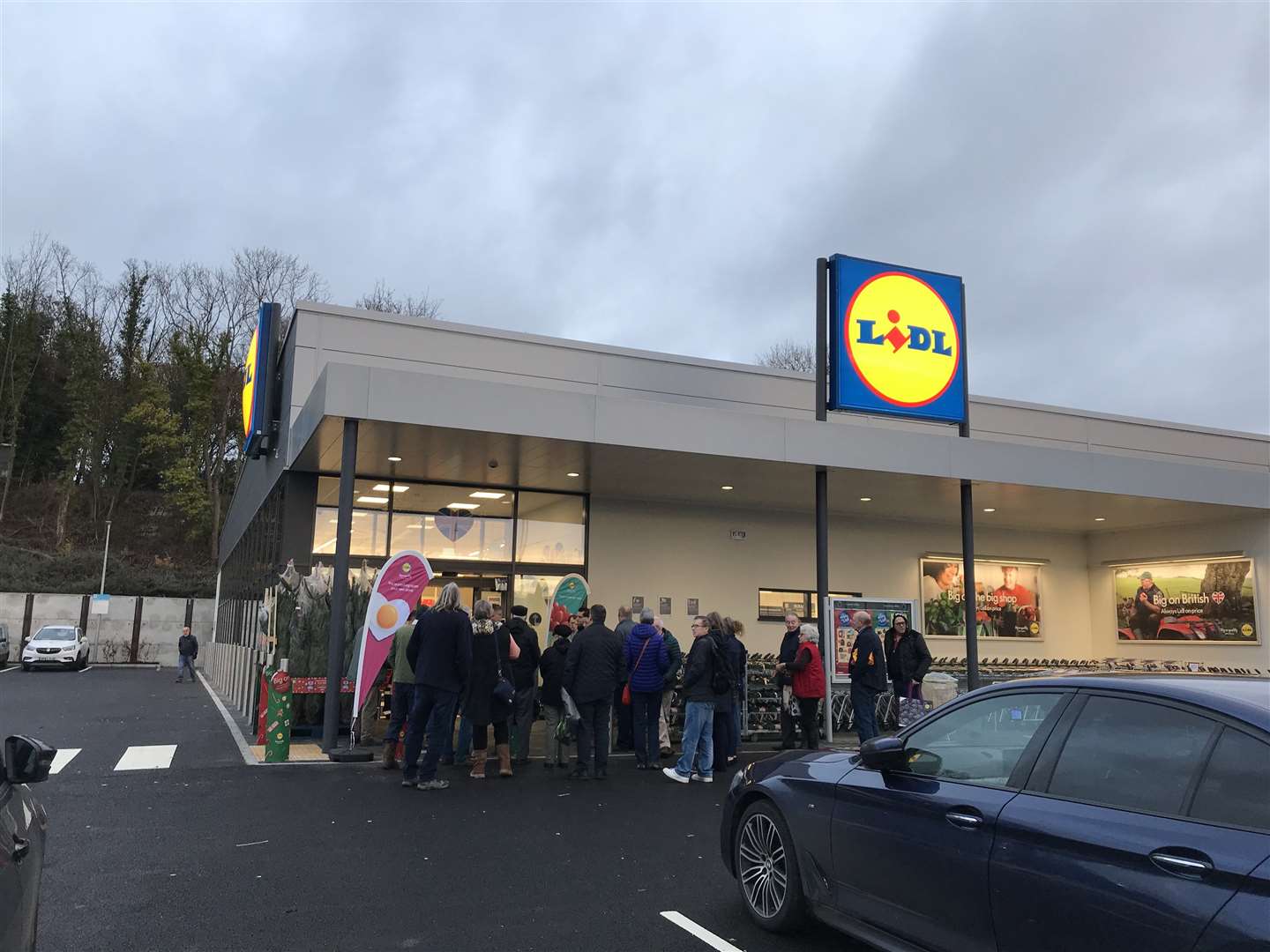 Customers queue outside the new Lidl (22755131)