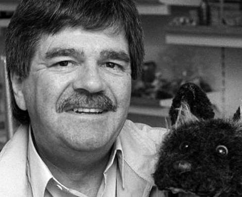 Tiswas legend Bob Carolgees and Spit the Dog will star in the Sevenoaks panto this year