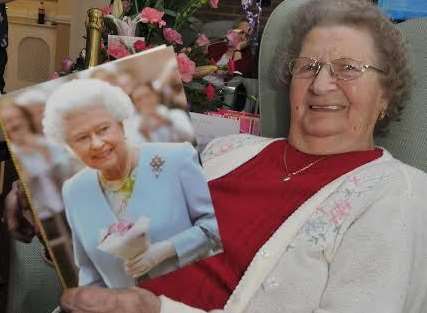 Elsie Smith when she turned 100 with her card from the Queen