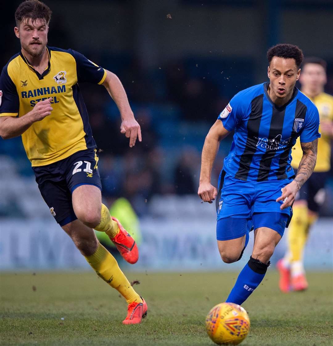 Gills substitute Elliott List leaves Levi Sutton in his wake Picture: Ady Kerry