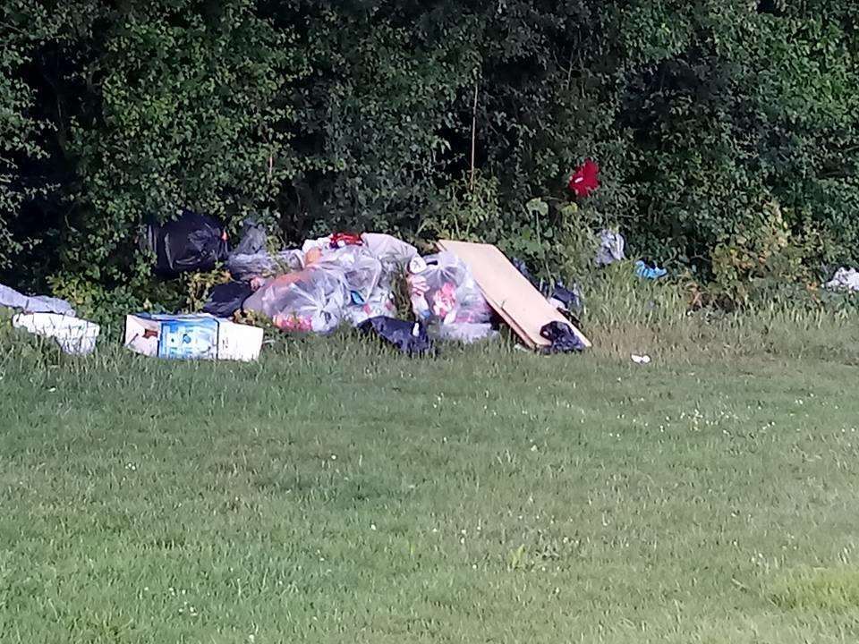 Rubbish left at Jackey Bakers (3182929)
