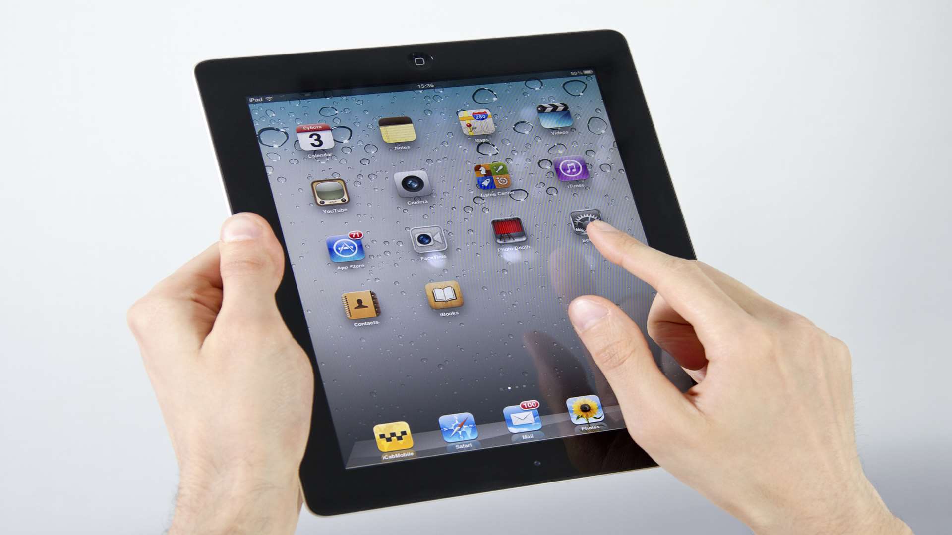 The victim of a burglar tracked him down by tracking her iPad