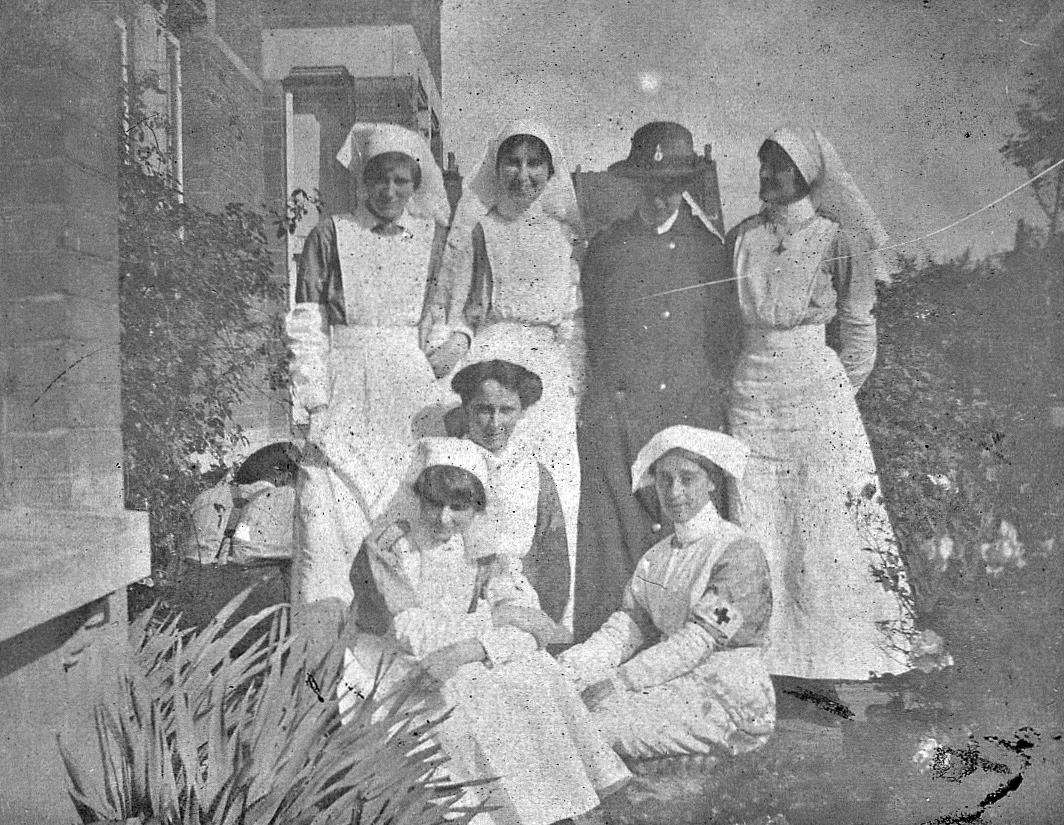 VAD nurses take a break in the garden at Downs Park