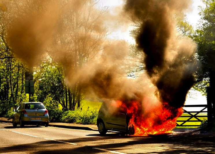 Car bursts into flames from Kent_999s