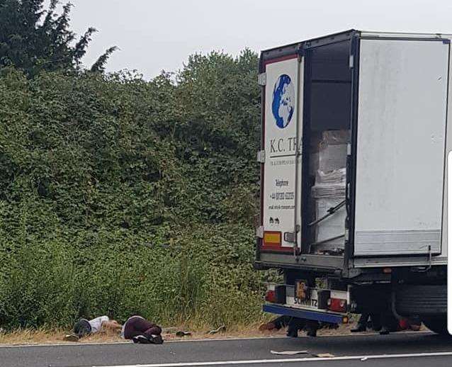 A lorry driver had found people in his vehicle. (3191145)
