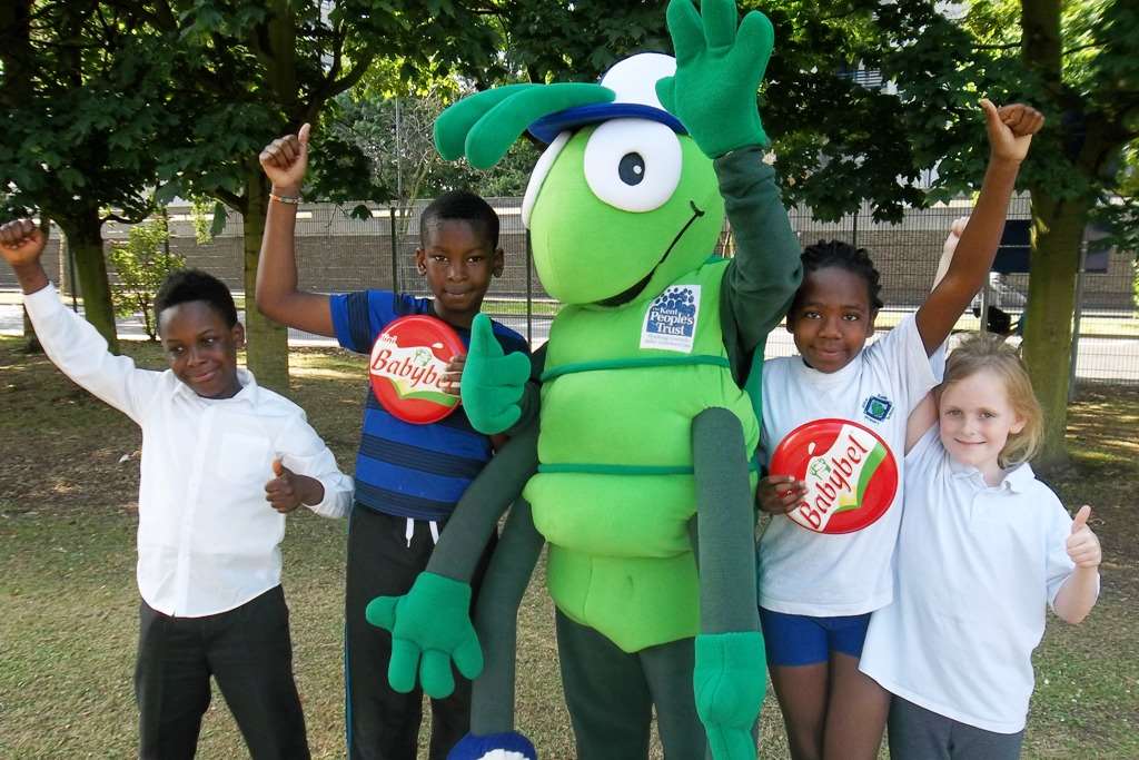 Joan Tunji-Babalola, 9, Faysal Hamzat, 8, Tommy Olanoewaju, 9, Ellie Horton, 7, and Buster Bug celebrate the launch of the KM Walk to School scheme at Willow Bank Primary School, Bexley