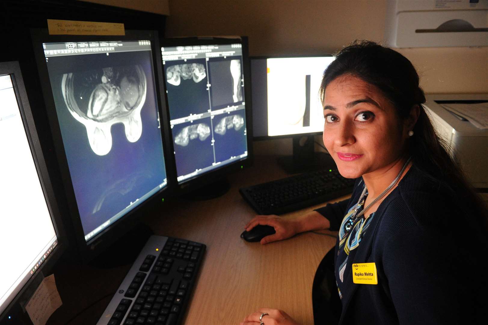 .Rupika Mehta, assessing an x-ray Picture: Steve Crispe FM4957312 (2816708)
