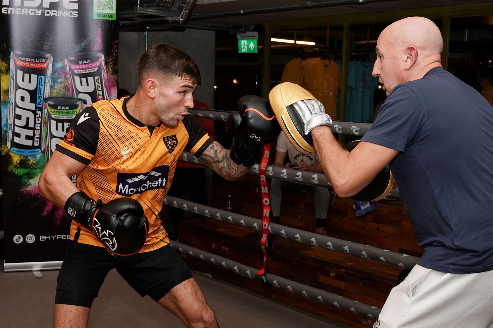Sam Noakes gets to work on the pads in his Maidstone shirt. Picture: Stephen Dunkley / Queensberry Promotions