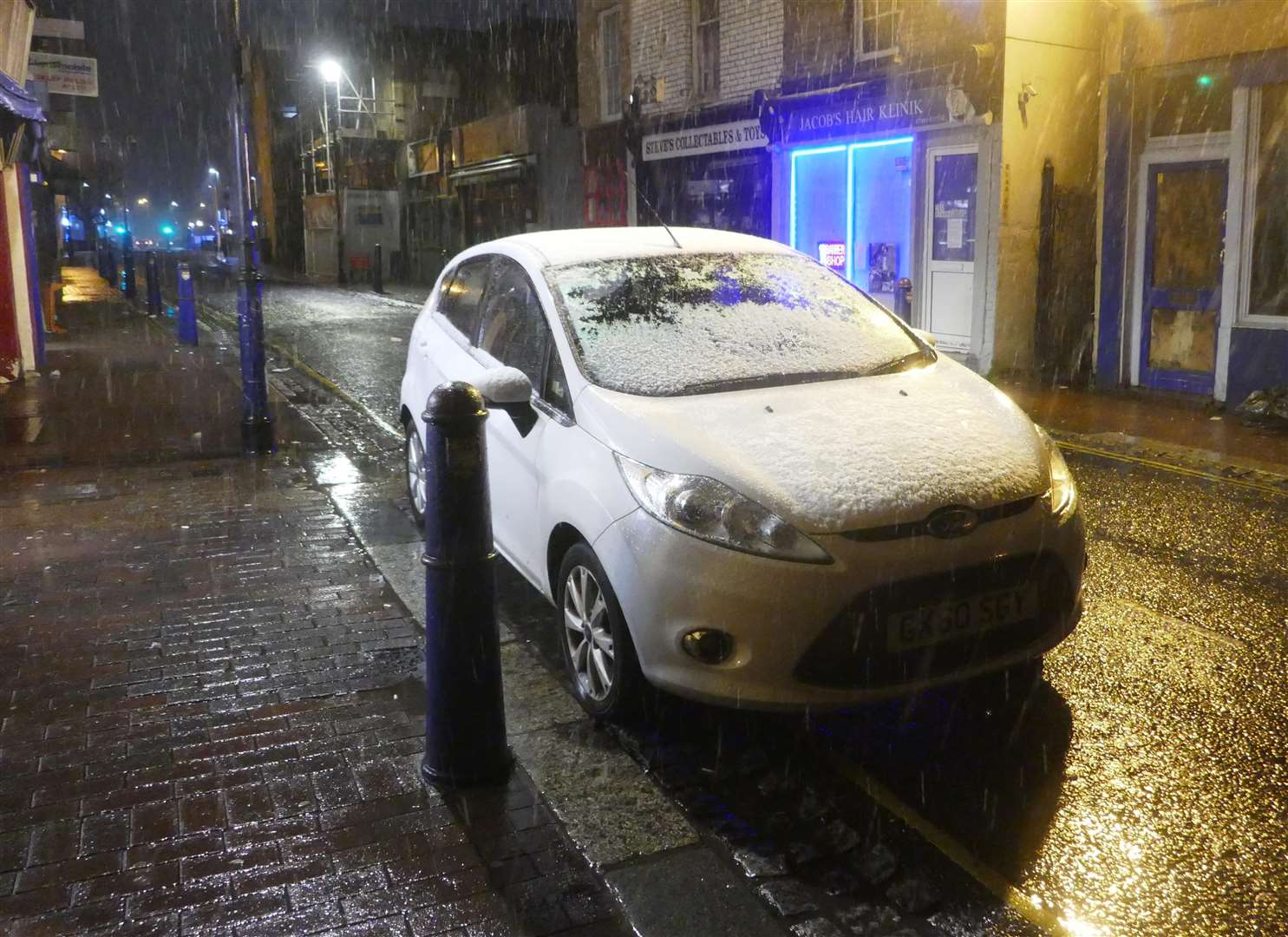 Snow falling in Gravesend at about 10pm. Picture: Fraser Gray