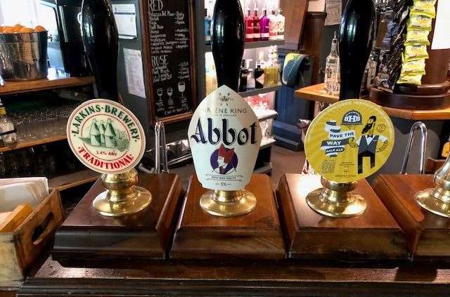 There were three draught beers available – 3.4% Traditional from Larkins Brewery, Greene King’s 5% Abbot and Pave The Way, a 4.6% pale ale from Big Hug Brewery. The Neck Oil priced itself out of contention.