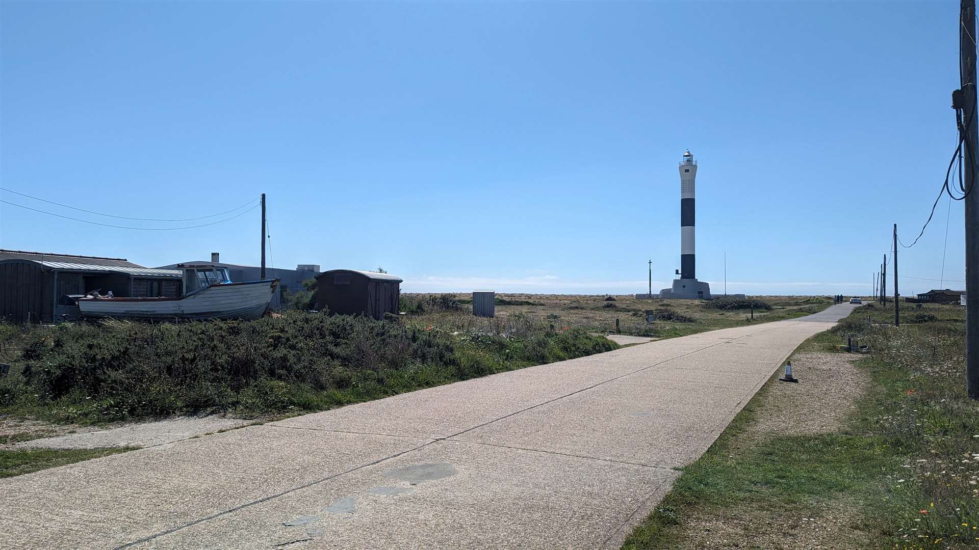The road south towards one of the Dungeness lighthouses