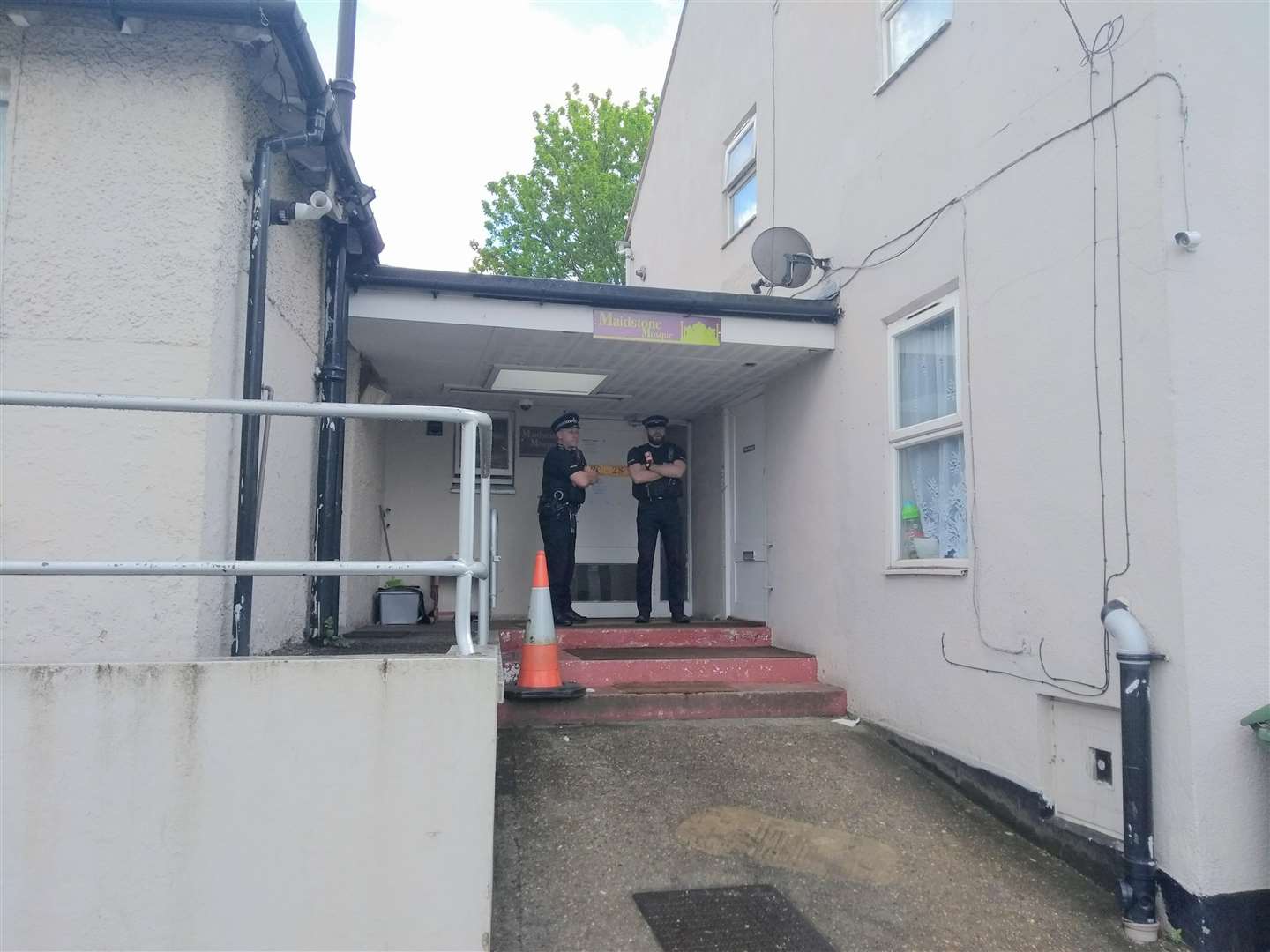 Police have set up a cordon outside Maidstone Mosque. (1709395)