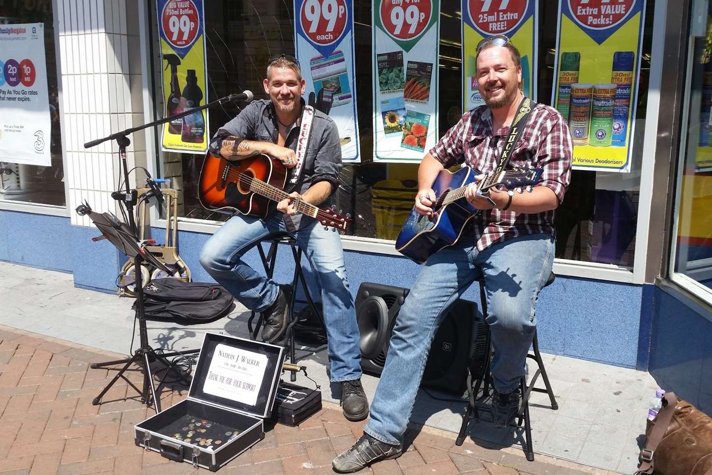 The Dog Tooth Duo busking in Ashford Town Centre