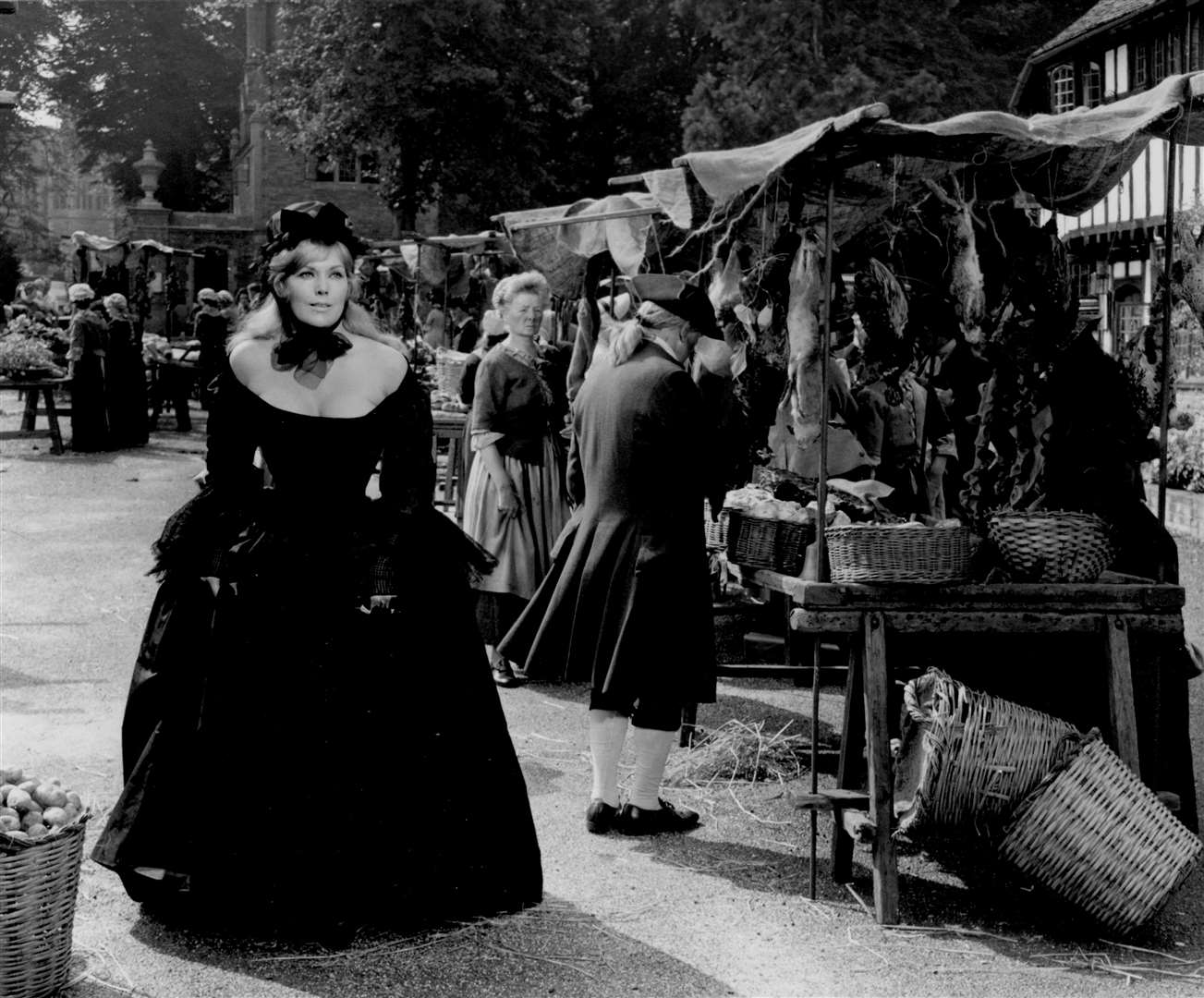 Kim Novak was in Chilham in the summer of 1964 to film The Amorous Adventures of Moll Flanders. There was filming inside the castle, the square and castle grounds. It also starred George Sanders, Angela Lansbury and Leo McKern. The square was transformed into an 18th century market for this scene