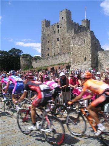 Cyclists passing Rochester Castle during the 2007 Tour de France