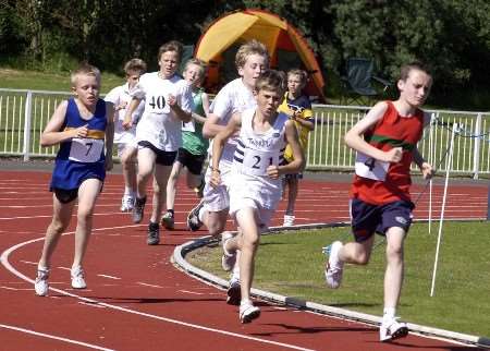 Action from the year 8 intermediate boys 800m race. Picture: DAVE DOWNEY