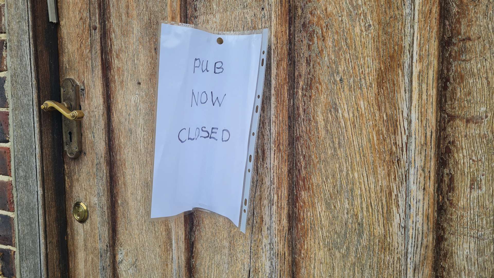 A note on the door simply says 'pub now closed'