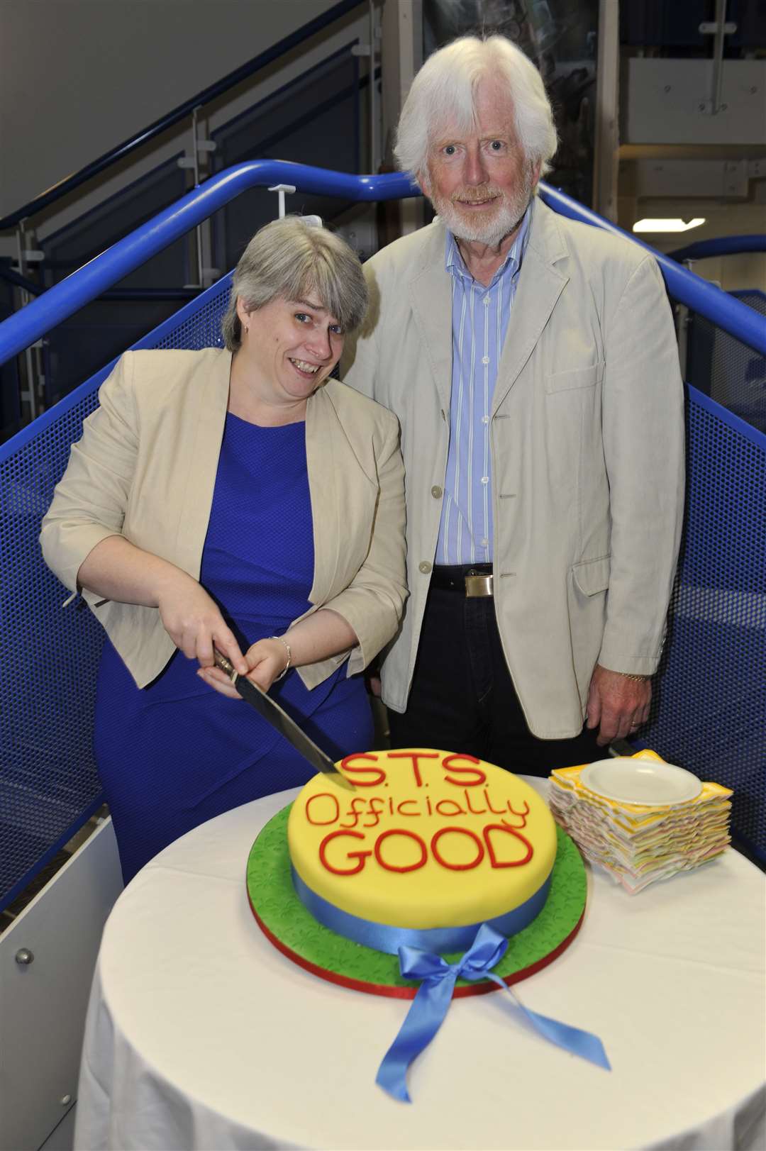 Head Teacher, Tracey Savage and Chair of Governors Bruce Eccles cut the cake