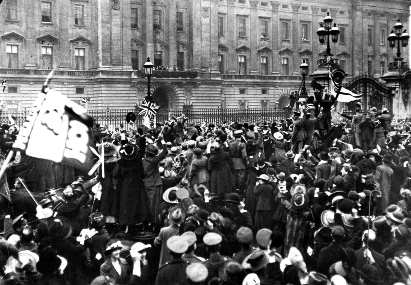 The scene outside Buckingham Palace on Armistice Day