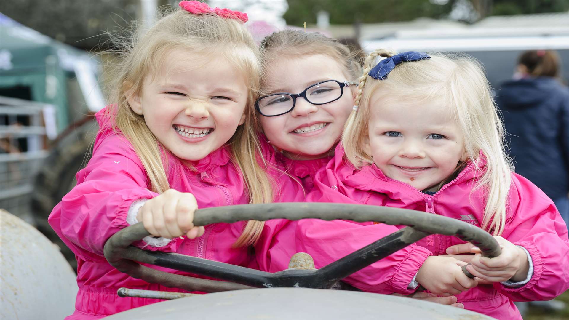From left, Nancy Moore, 4, Chanelle Harwood, 5, and Daisy Moore, 2. Lambing Day, raising funds for the ellenor hospice, at Harvel House Farm, Harvel