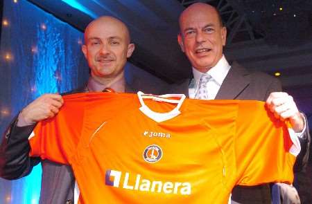 Emelio Teresa (left), MD of Llanera UK, with Charlton chairman Richard Murray and one of the team's new shirts