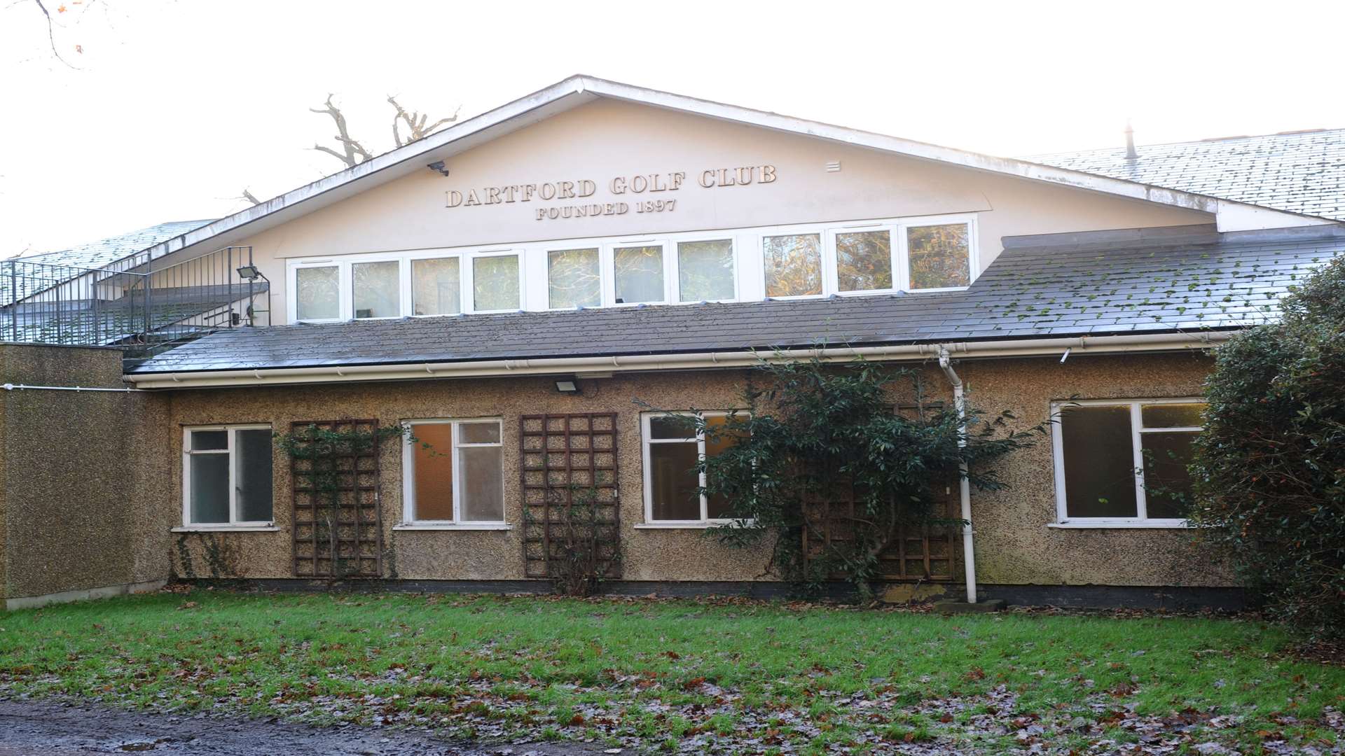 Dartford Golf Club have agreed not shoot any more foxes pending a review by the board of directors early next year.