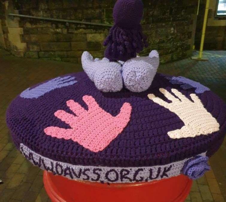 The colourful "yarnbomb" is based on the domestic abuse charity DAVSS. Picture: DAVSS/tunbridgewellsyarnbomber
