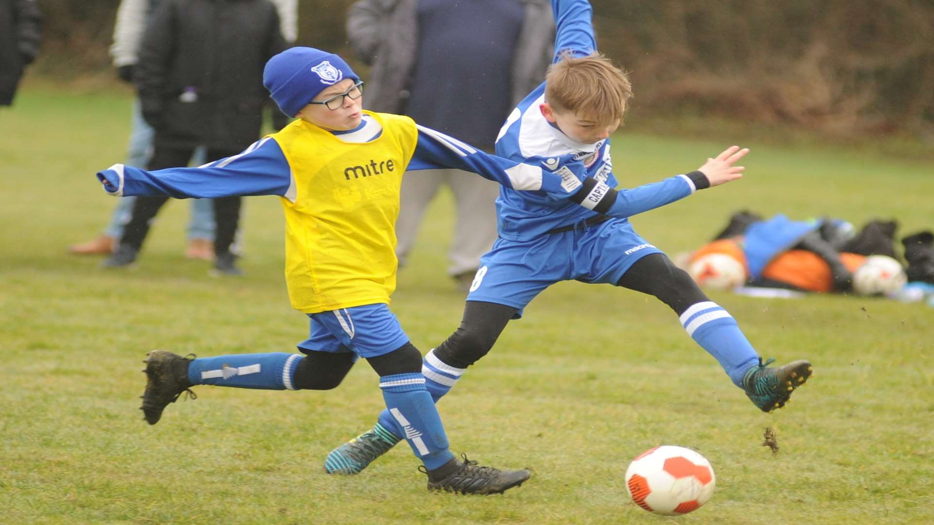 KFU Woodpecker and New Road under-9s battle it out Picture: Steve Crispe
