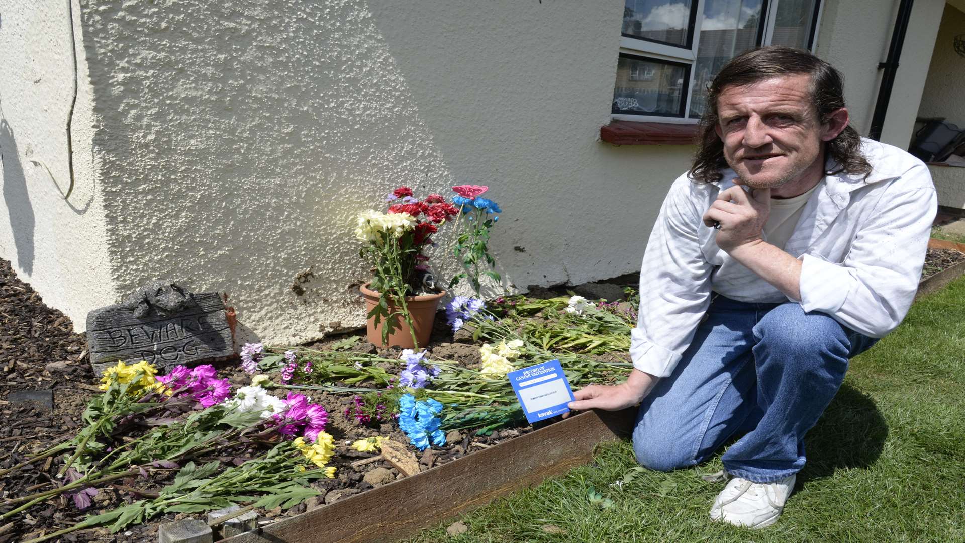 Lee Wills at the grave of Bruno outside his home