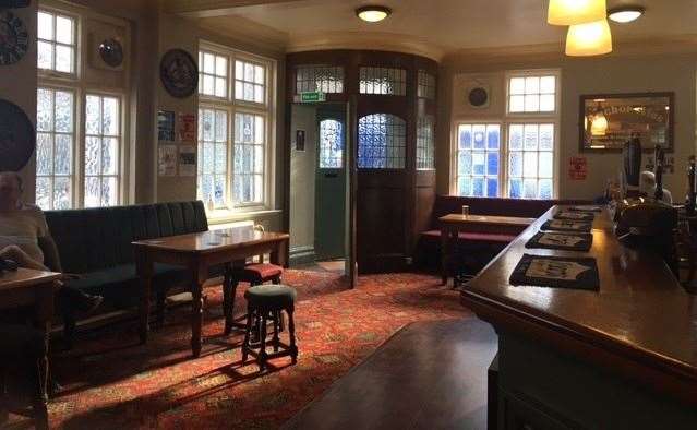 This must be the most traditional free house left in town – from the old fashioned circular door, to the proper pub carpet and towels on the bar, I loved everything about it