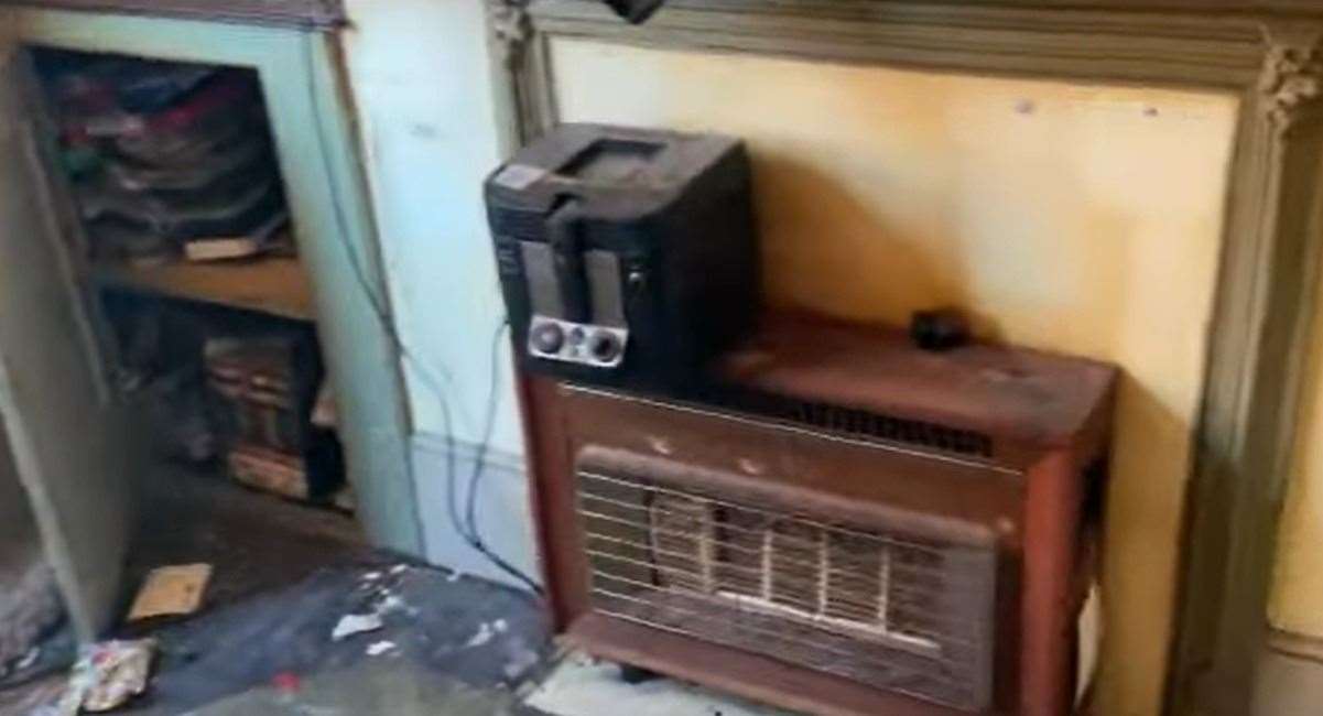 A heater with an unidentified electrical device on top.  Image: Clive Emson / YouTube