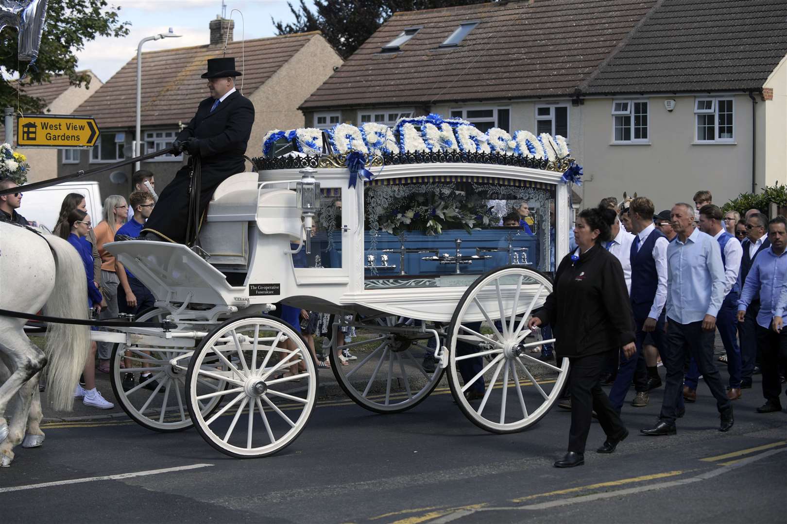 The procession turning into London Road