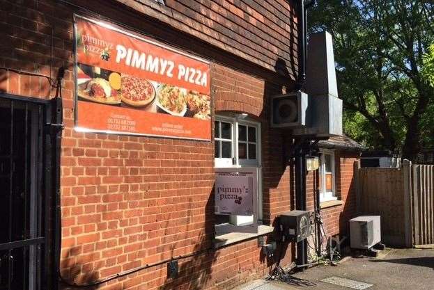 As well as the mobile kitchen at the front there was also a sign down the side of the pub advertising Pimmyz Pizza but I wasn’t sure if it was available here or was just an ad
