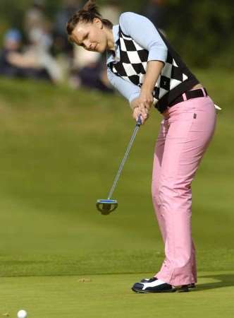 Dani Masters putts during her final round. Picture: ADY KERRY