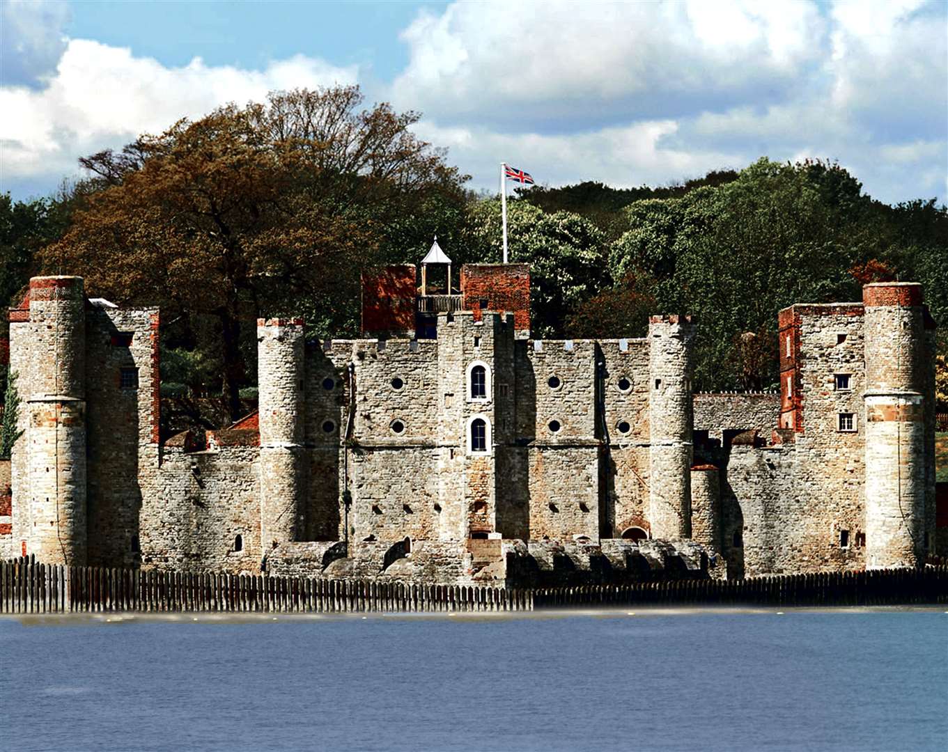 Take in the 16th-century Upnor Castle on this walk along the River Medway