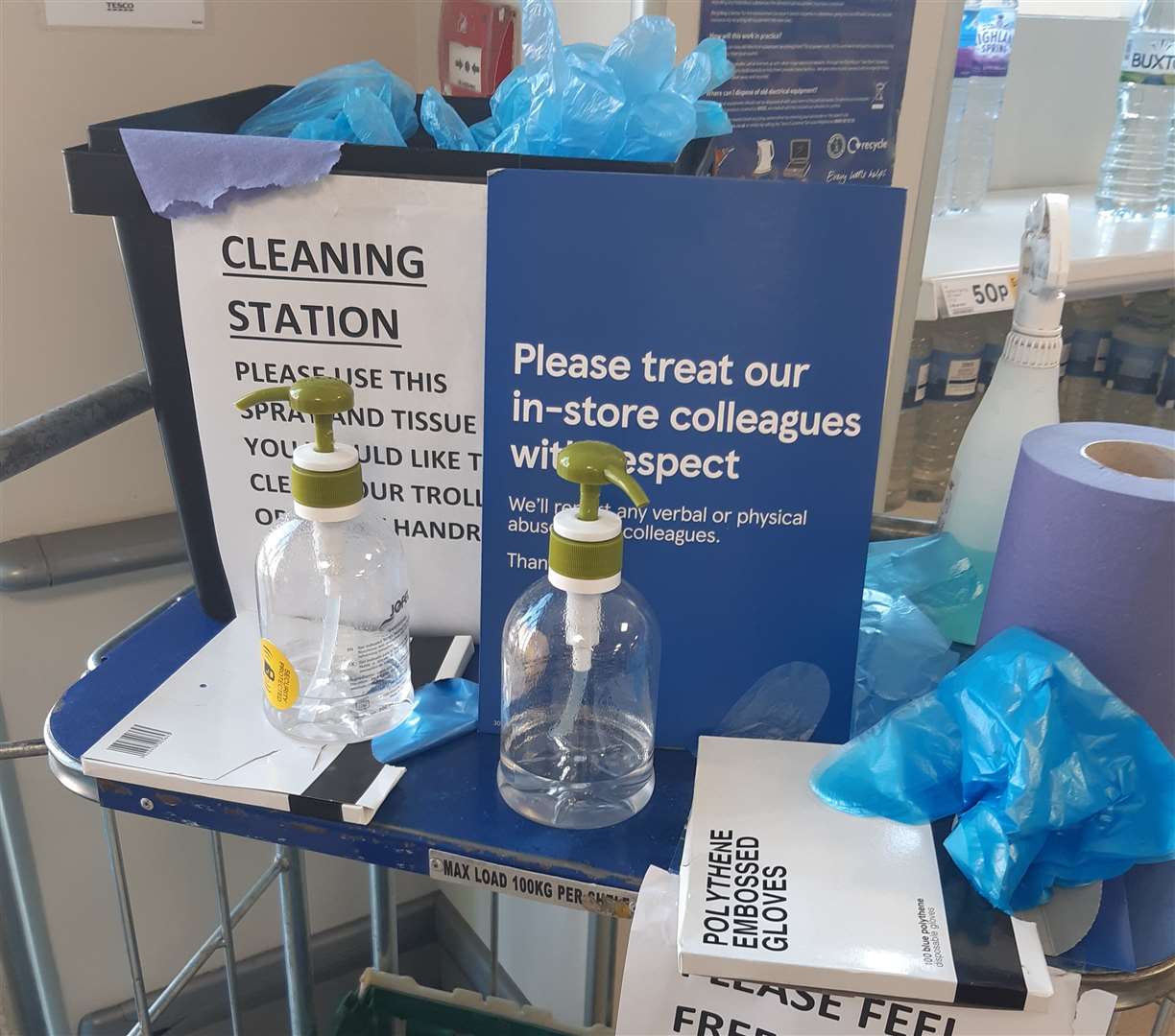 Hand sanitiser and gloves offered to Tesco Express shoppers (32521942)