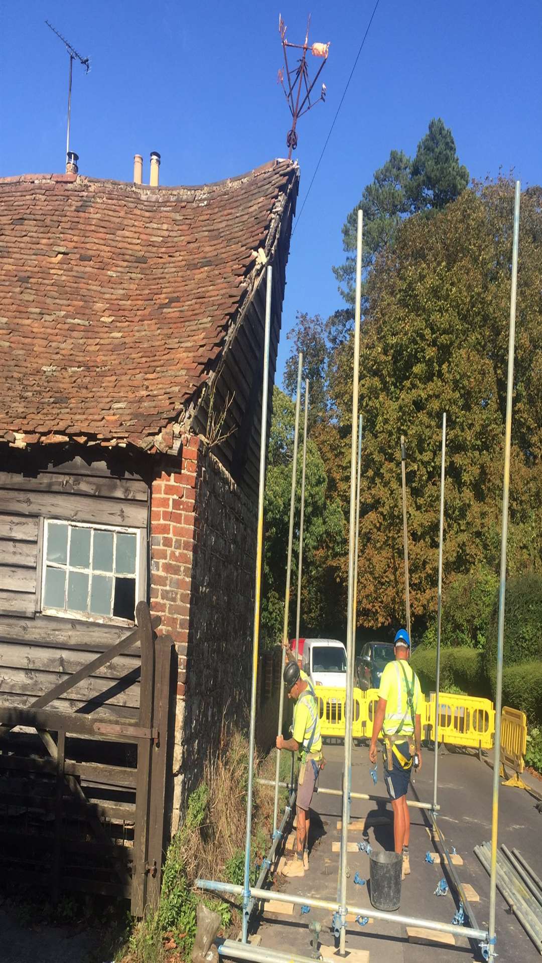 The building is unsafe and being repaired by Brownes' Scaffolding. Pic from @DavidBr61681566 on Twitter