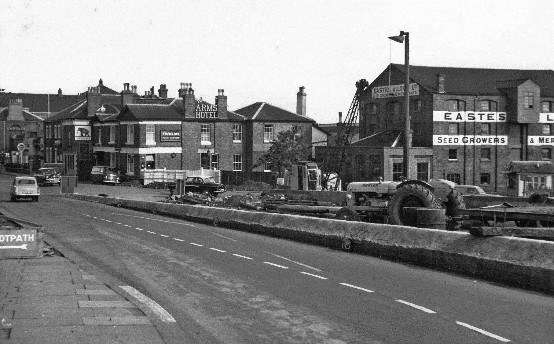 1961'de Kent Arms'a bakan Station Road Bridge'den bir görünüm. Fotoğraf: Steve Salter