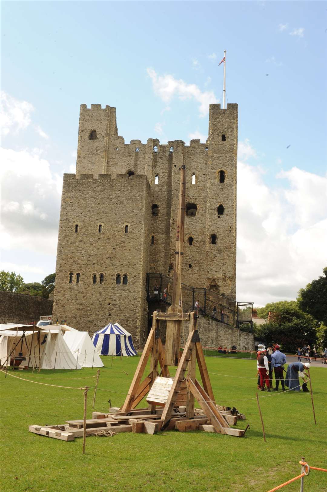 A trebuchet at Rochester Castle at the 2017 Medieval Merriment event. Picture: Steve Crispe FM4881981 (15038940)