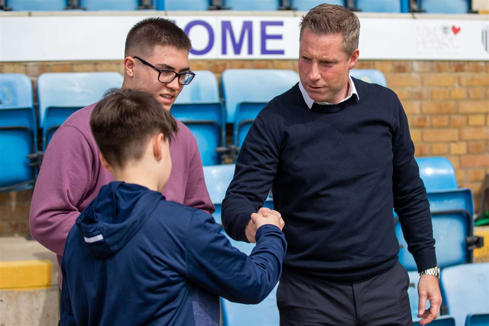 Gills manager Neil Harris meets Ukrainian refugee Daniel Lysak before the game at Priestfield. Picture: KPI