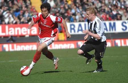 ON THE BALL: Zheng Zhi in action against Newcastle on Sunday. Picture: BARRY GOODWIN