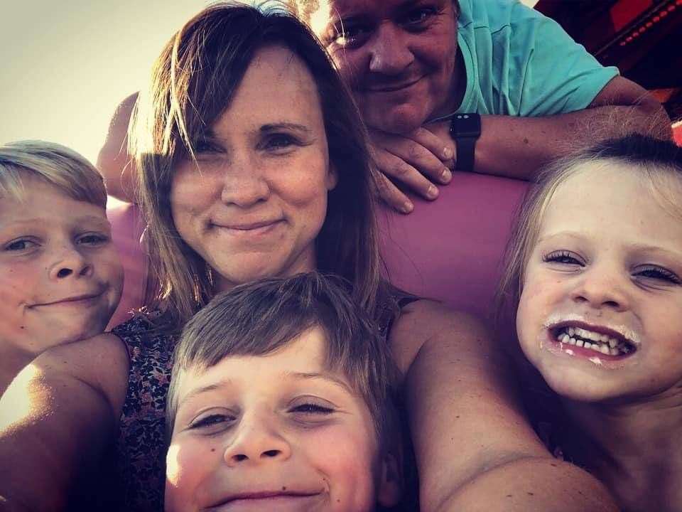 Sheppey mum Karen Lawrence with husband Darren and their three children james, Thomas and Isabella (43884996)
