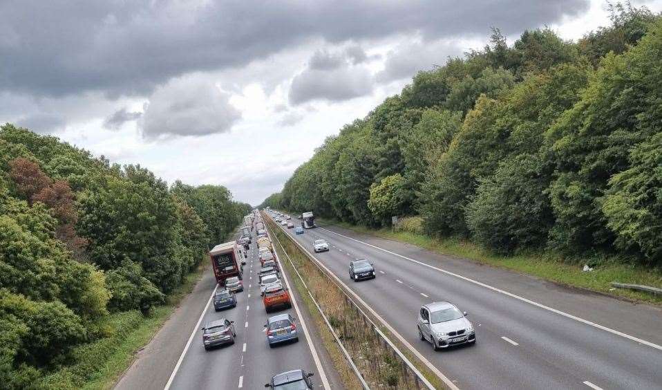 One lane of the A21 northbound between the A225 and A25 has been shut