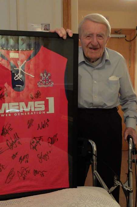 Jim Bye with his signed Gills shirt