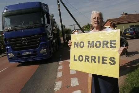 Villagers in Cliffe Woods hold lorry protest