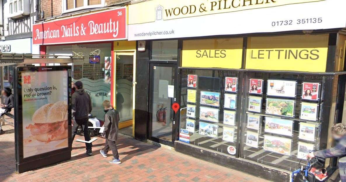 A High Street nails bar is looking to take over the former estate agents next door