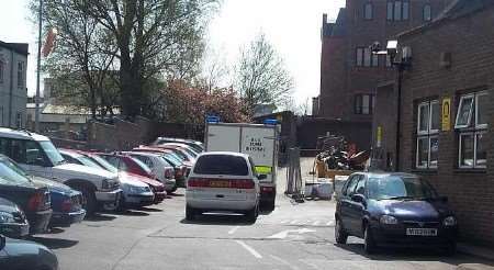Members of the bomb disposal unit arriving at Maidstone Police Station